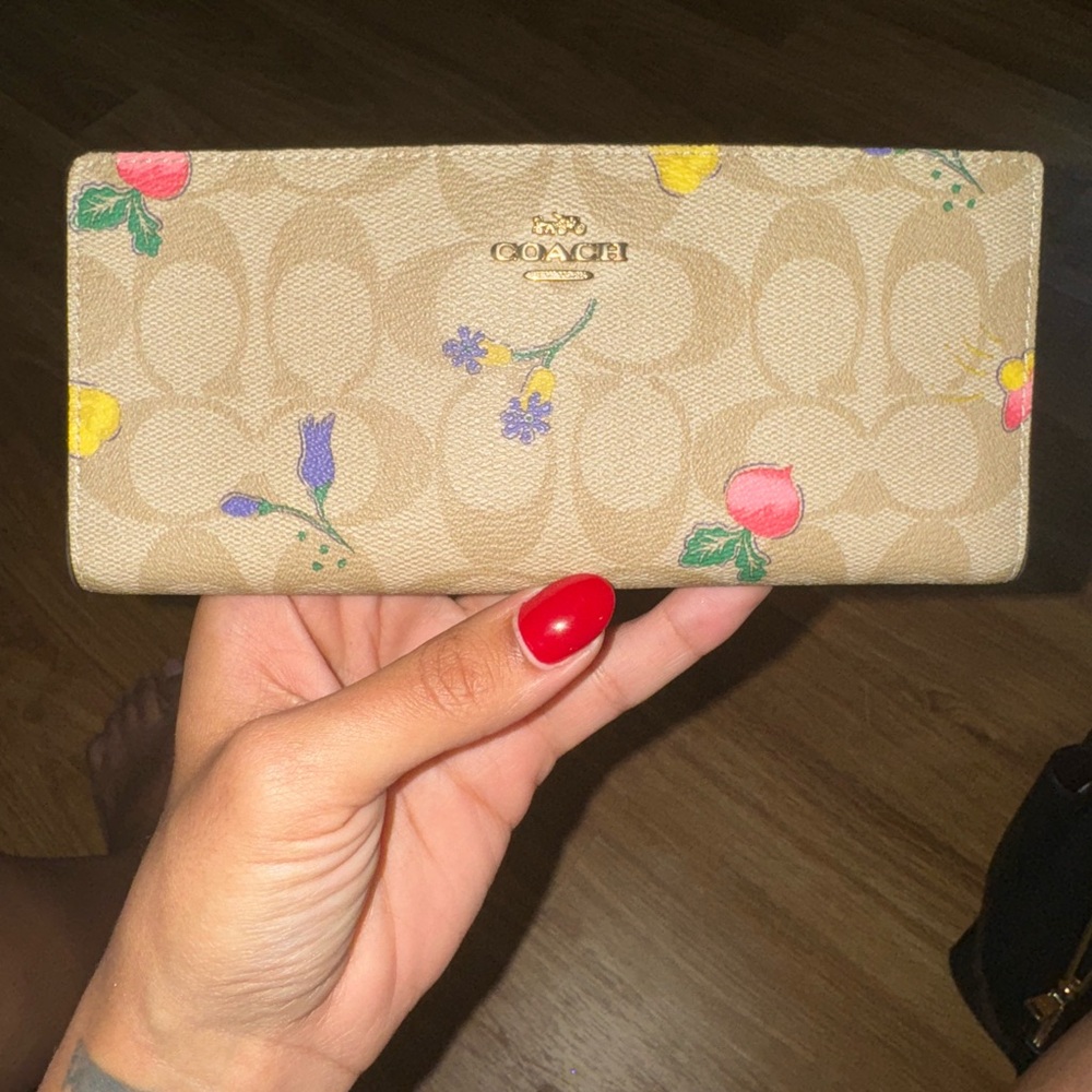 Slim floral COACH wallet, beige, credit card slots and zipper
